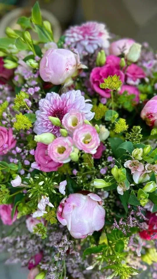 Mazzo di peonie rosa cipria, lisianthus, dalie e fiorellini bianchi con verde chiaro